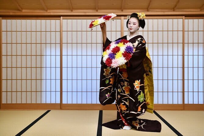 Authentic Kyoto Gion Geisha/Maiko Cultural Experience - First stop: a focused walk on Hanamikoji Street