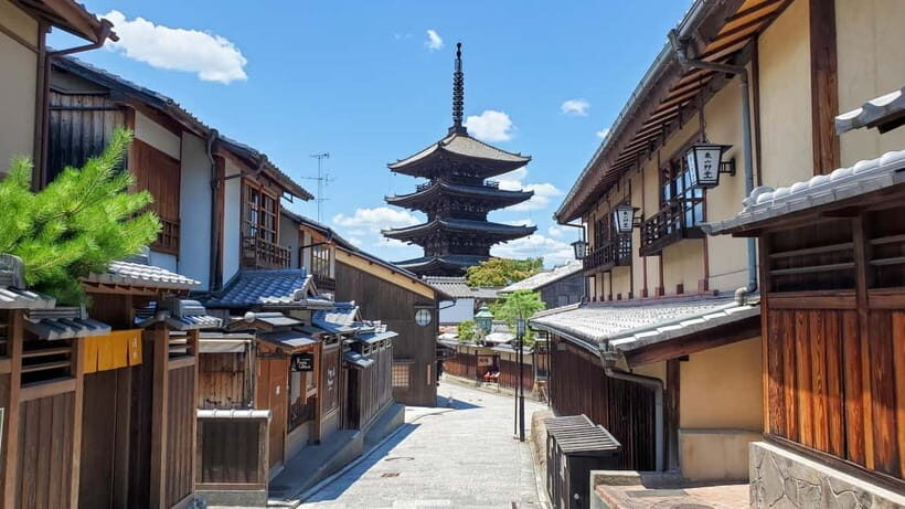 Geisha at Dusk: A Stroll Through Old Kyoto - Key moments worth your attention