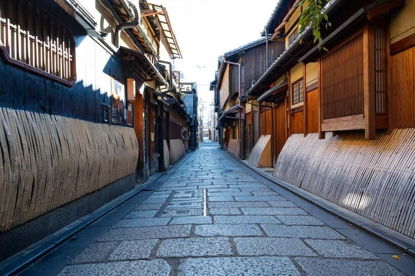 Geisha at Dusk: A Stroll Through Old Kyoto - Kennin-ji Temple: stepping through the main gate