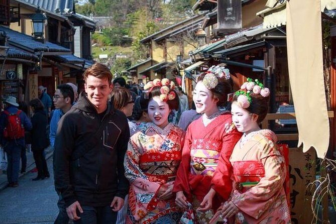 Gion and Fushimi Inari Shrine Kyoto Highlights with Government-Licensed Guide - Meeting at Tatsumi-jinja and How the Walking Pace Feels (Max 10 People)