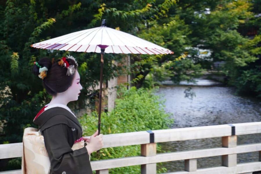 Gion at Night: Secrets and Legends of the Geishas - Minamiza Theater: Getting Your Bearings Before the Lanterns