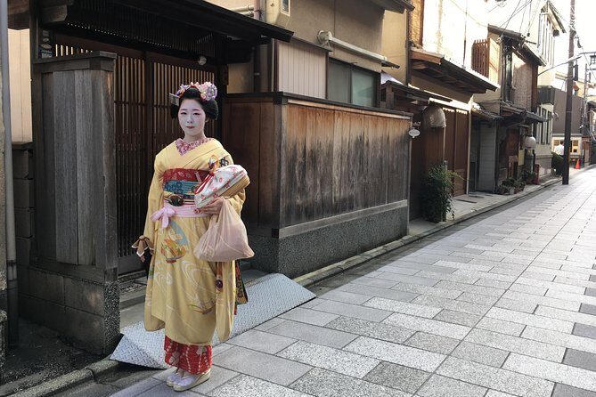 Gion Night Walking Tour - Starting fast at the Tsuruha Drug near Yasaka Shrine