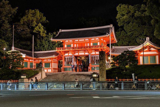 Gion Night Walking Tour - Stop 3: Yasaka Shrine lantern light and the Shinto basics