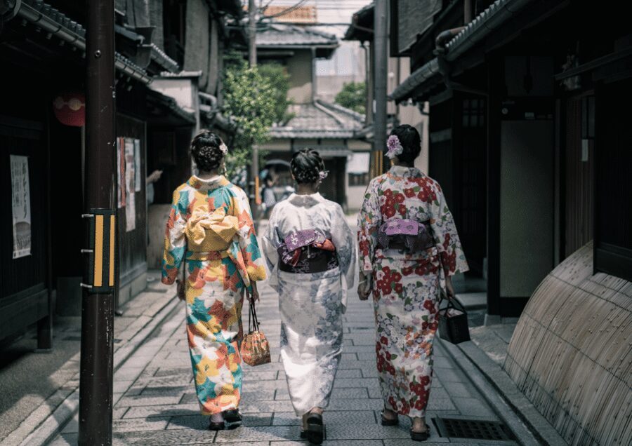 Gion Walking Tour, Geisha Show and Japanese Game in Kyoto - Gion in Two Hours: What This Experience Really Delivers