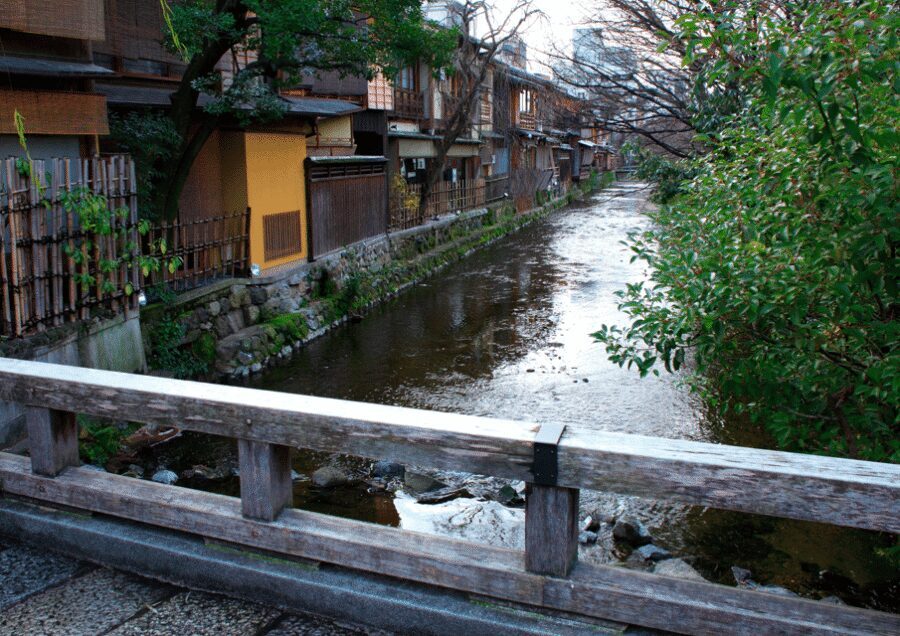 Gion Walking Tour, Geisha Show and Japanese Game in Kyoto - The Maiko Dance Show: Tea, Snack, and Up-Close Elegance