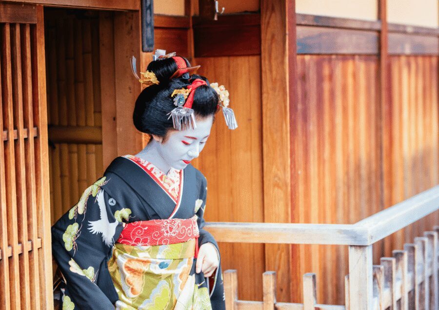Gion Walking Tour, Geisha Show and Japanese Game in Kyoto - The First Hour in Gion: History, Honesty, and Side-Street Details