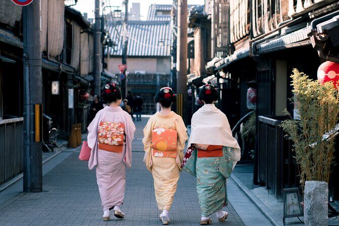 Guided Gion Tour: Explore Kyoto’s Historic Geisha District - Stop 2: Izumo no Okuni Statue and the Kabuki origin story