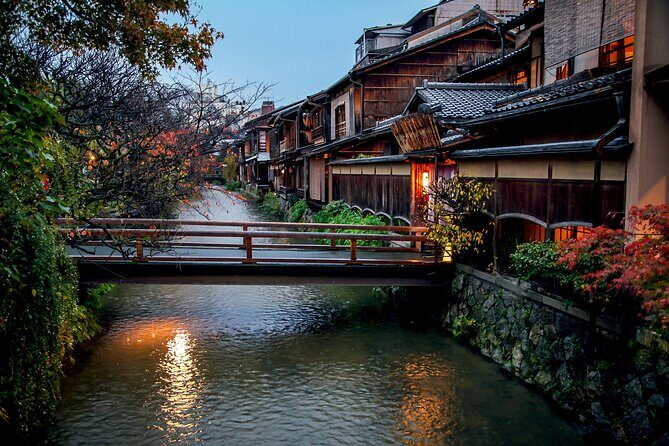 Guided Gion Tour: Explore Kyoto’s Historic Geisha District - Stop 4: Yasaka Shrine and lantern-lit pathways