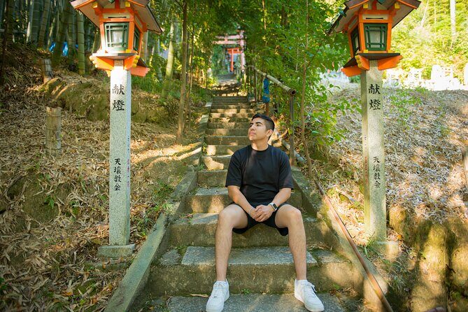 Guided Photoshoot of Fushimi Inari Shrine and Secret Bamboo Grove - The posing style: direction without stiff, forced photos
