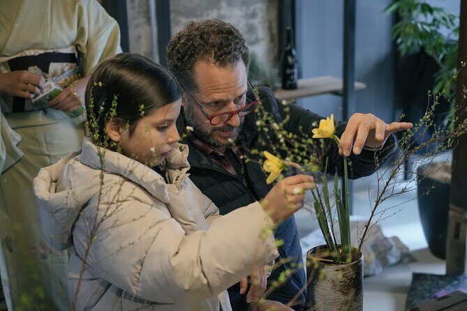 Ikebana Traditional Japanese Art of Flower Arranging - Mindfulness you can feel in your hands (not just in theory)