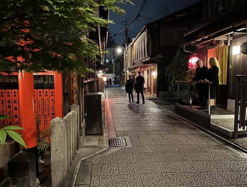 Kioto: Gion Tour, recorrido a pie (Español/Castellano) - Meeting point: Disney Kyoto Shijo-Kawaramachi, iPad in hand