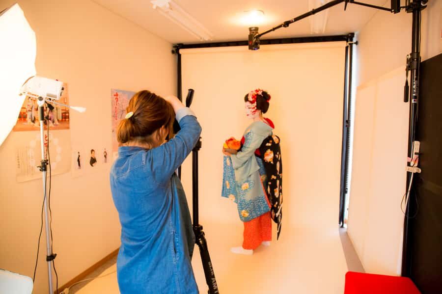 Kyoto: 2-Hour Maiko Makeover and Photo Studio Shoot - The Maiko Makeup Method: Two Stripes, Eye Color, and a Little Symbolism