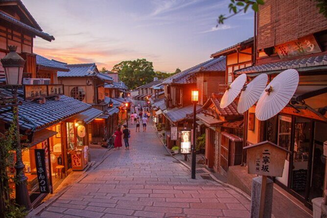 Kyoto 5-Star Geisha Night Walk: Small-Group Authentic Experience - Yasui-Konpiragu shrine: Shinto traditions in a smaller setting