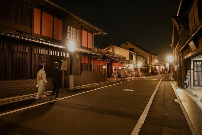 Kyoto 5-Star Geisha Night Walk: Small-Group Authentic Experience - Hōkan-ji Temple (Yasaka Pagoda): a night-photo moment with real character