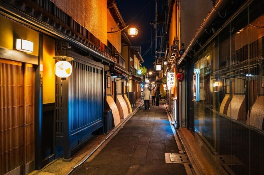 Kyoto : Bar Hopping Tour in Pontocho Alley at Night - Your Guide’s Role: Ordering Help, Reservations, and Local Conversation