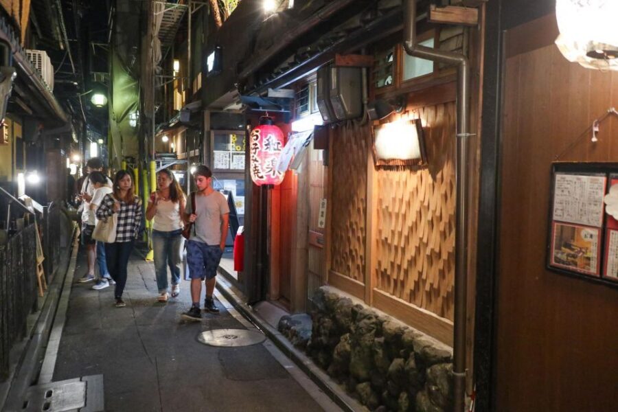 Kyoto : Bar Hopping Tour in Pontocho Alley at Night - Possible Downsides: Smoking, Limited Diet Options, and a Variable Lineup