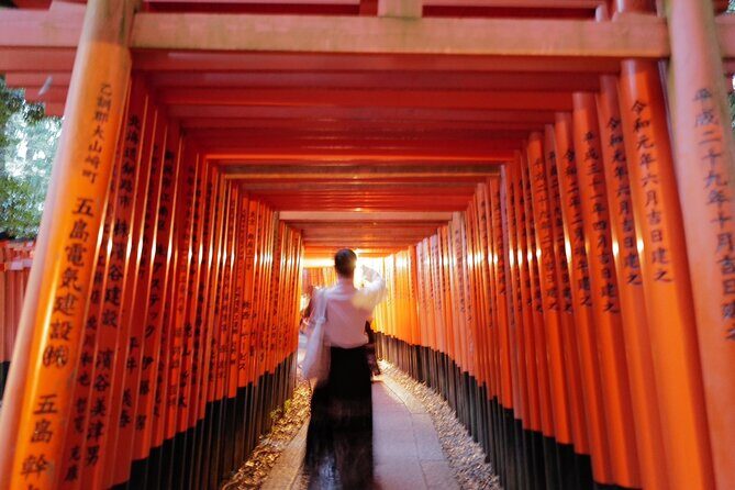Kyoto Fushimi-Inari Night Walking Tour - Starting at the fox statue and staying together the whole way