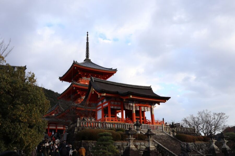 Kyoto: Fushimi Inari-taisha y Kiyomizu-dera (Spanish Guide) - The moderate climb: stairs and trails you should plan for