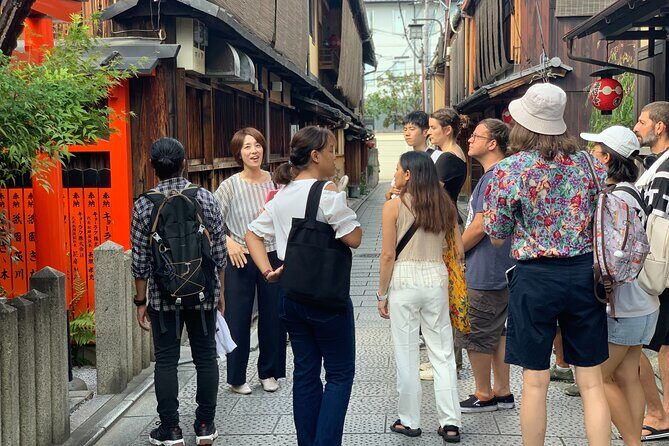 Kyoto Geisha District Walking Tour in Gion - Stop 1: Yasaka Shrine and the Lantern Atmosphere