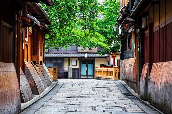 Kyoto Geisha District Walking Tour in Gion - Stop 4: Tatsumi Bridge for That Movie-Scene Feeling