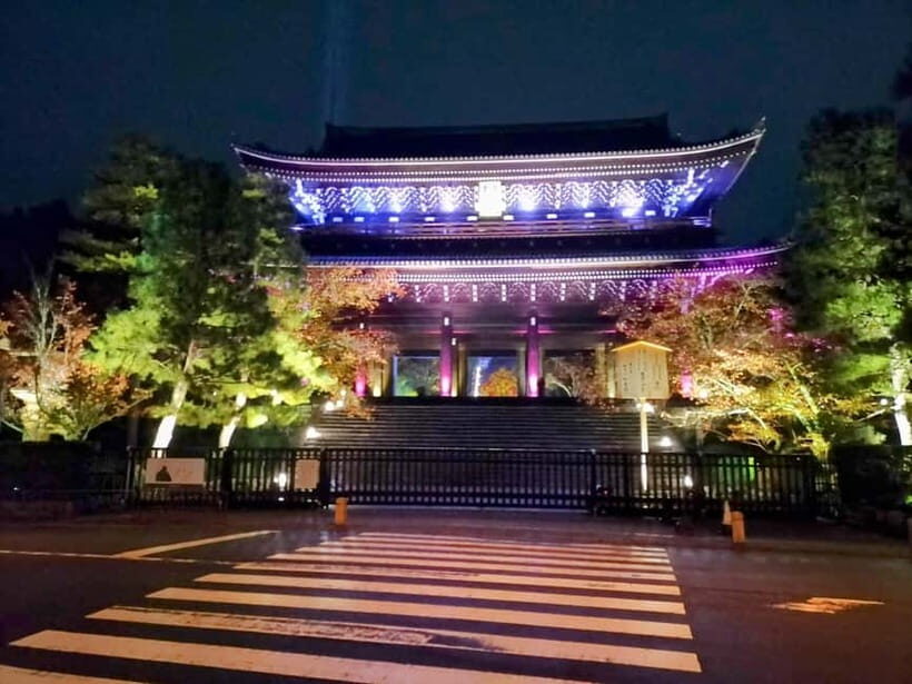 Kyoto Geisha Walking Tour: Gion District & Hidden Gems - Hōkan-ji Pagoda: a classic Kyoto landmark in the middle of real streets