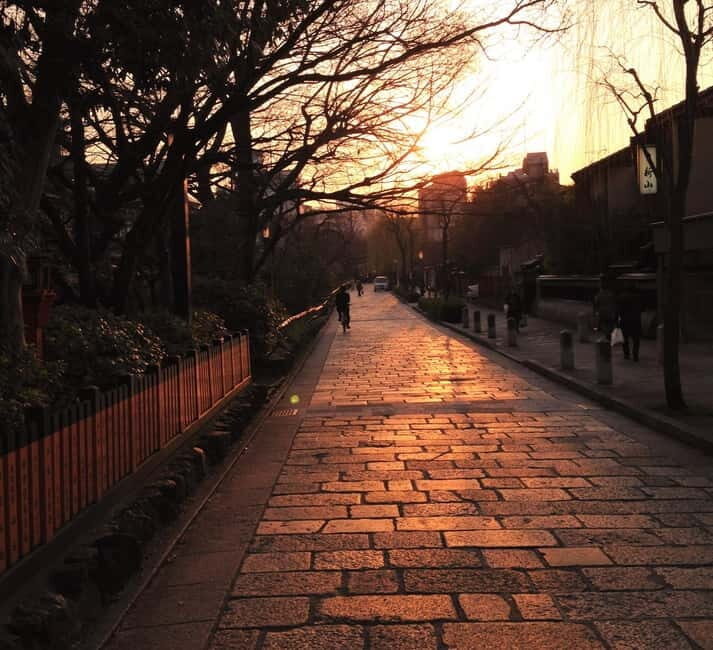 Kyoto Geisha Walking Tour: Gion District & Hidden Gems - Kennin-ji Temple: stepping into serenity within Kyoto’s daily rhythm