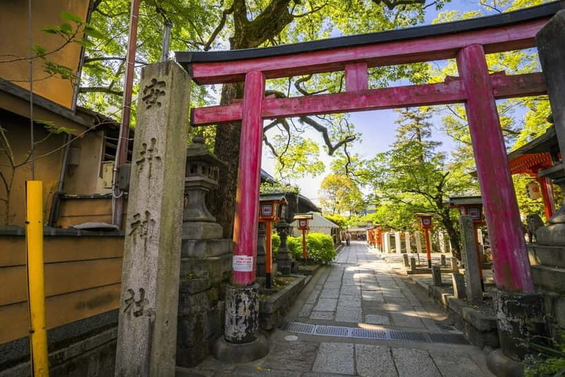 Kyoto Geisha Walking Tour: Gion District & Hidden Gems - Machiya townhouses and the tea-house world (with context, not stereotypes)