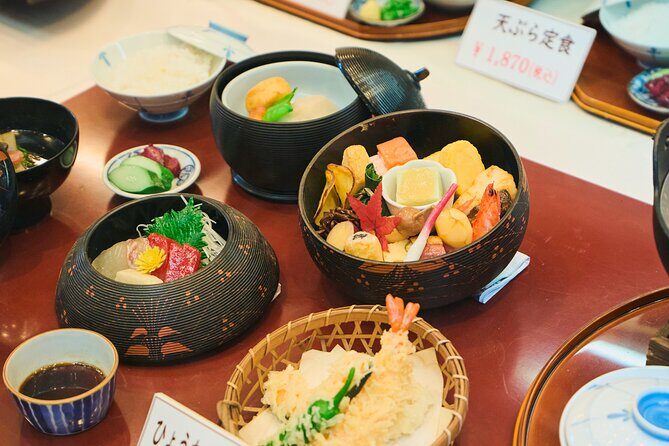 Kyoto Gion: 2-Hour Geisha Culture & History Walking Tour - Yasaka Shrine: the one-stop dose of scale and tradition