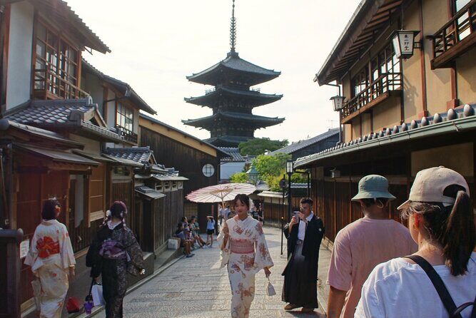 Kyoto: Gion and Geisha District Walking Tour - Yasaka Shrine: the start that sets the tone