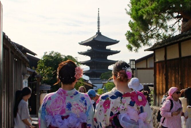 Kyoto: Gion and Geisha District Walking Tour - Small group size: the secret to hearing your guide