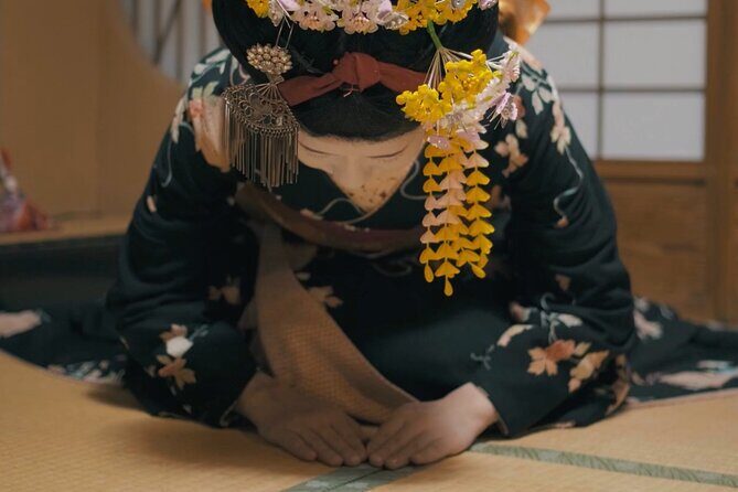 Kyoto Gion Cultural Walk & Geisha Show with Dining Options - Meeting point and how the Gion walk sets the tone in 90 minutes