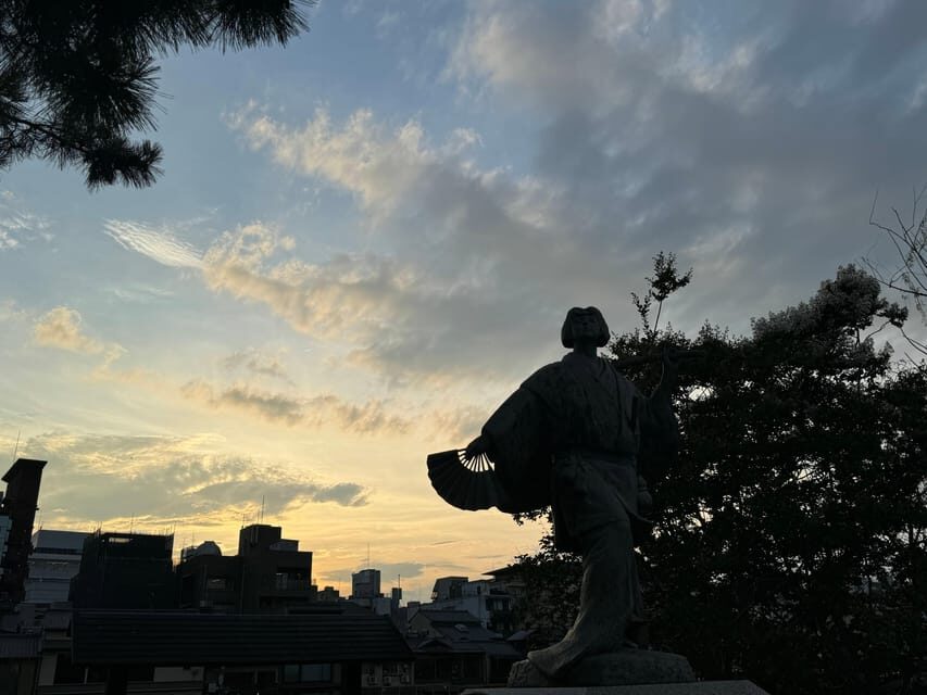 Kyoto: Gion & Geisha district evening tour - Meeting at Izumo-no-Okuni: start easy, find your guide fast