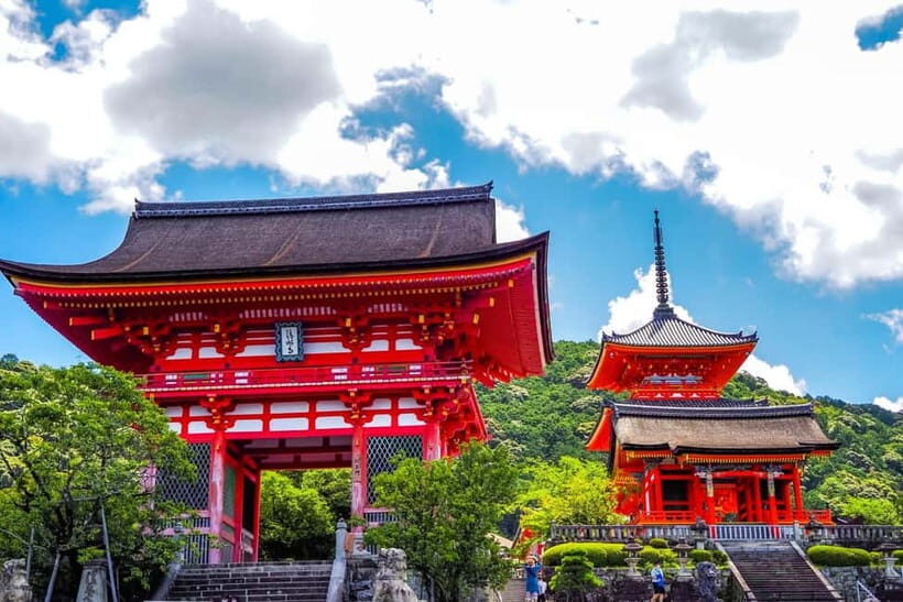 Kyoto: Gion Geisha District Walking Tour and Hidden Gems - Hōkan-ji Temple: A Smaller Stop With Quick Impact