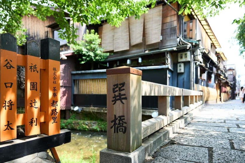 Kyoto: Gion Geisha District Walking Tour and Hidden Gems - Kiyomizu-dera Niomon Gate: A Big Finale That Feels Like an Exit