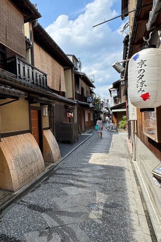 Kyoto: Gion Geisha District & Yasaka Shrine Walking Tour - Hanamikoji Street and machiya townhouses: the classic approach