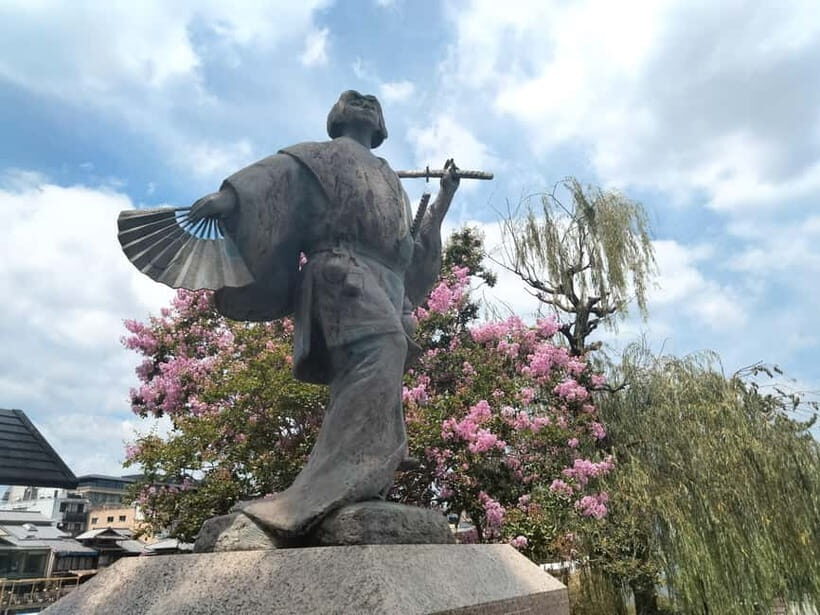 Kyoto: Gion Highlights & Hidden Treasures Guided Tour - Yasaka Shrine and the temple contrast: Shinto rituals and calm grounds