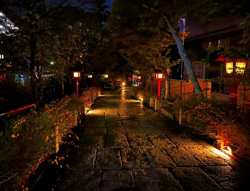 Kyoto: Gion Magical Night Walking Tour with Geisha Trivia - Chances to see a maiko or geisha (without turning it into a chase)
