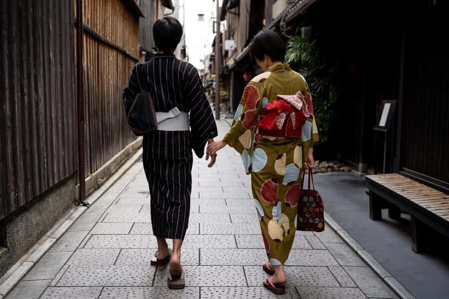 Kyoto: Gion Morning/Night Walking Tour - Why Gion Works Best on Foot (Morning or Night)