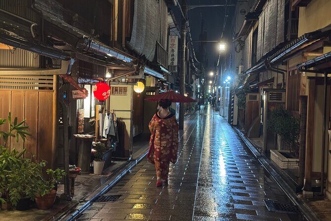 Kyoto Gion Night Tour: Discover Geisha District and Hidden Gems - Starting at the Izumo-no-Okuni Statue and Setting Up for a Smooth 6:30 pm Walk