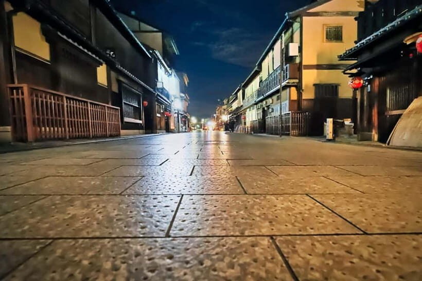 Kyoto: Gion Night Tour Stories of Geisha and Maiko - Pacing, comfort, and who this is best for