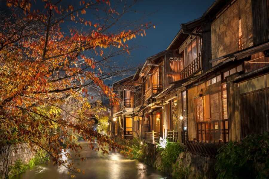 Kyoto: Gion Sunset Walking Tour with Local Guide - Yasaka Shrine (Gion Shrine): Where Culture Lands