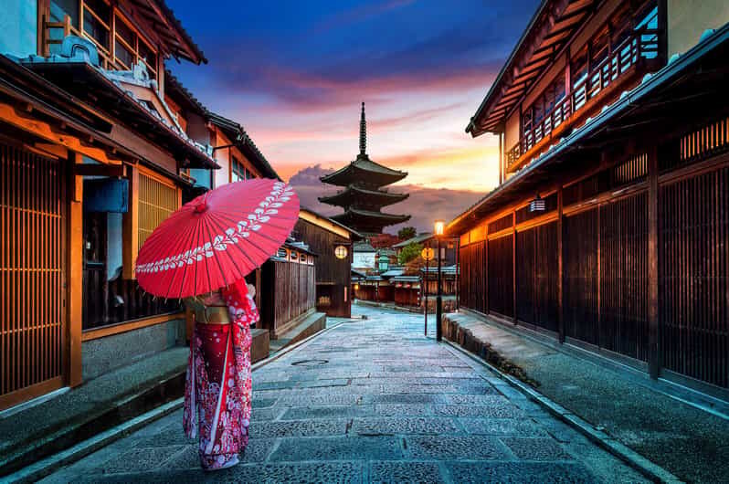 Kyoto: Gion Sunset Walking Tour with Local Guide - Meeting at Kyoto Kawaramachi Garden and Getting Ready