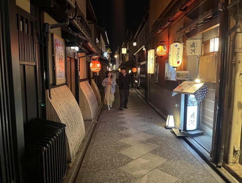 Kyoto: Gion Walking Tour - Timing tips: start times and seasonal route changes