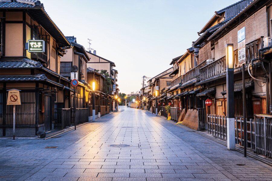 Kyoto: Gion Walking Tour - Maiko and geiko life, explained without the guesswork