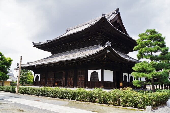 Kyoto: Gion Walking Tour for First-Time Visitors - Photo stops and the in-between story moments