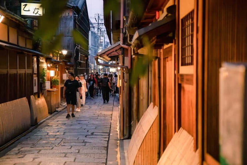 Kyoto: Gion World of the Geisha Guided Walking Tour - Yasaka Shrine in 40 Minutes: The Calm Start That Sets Context