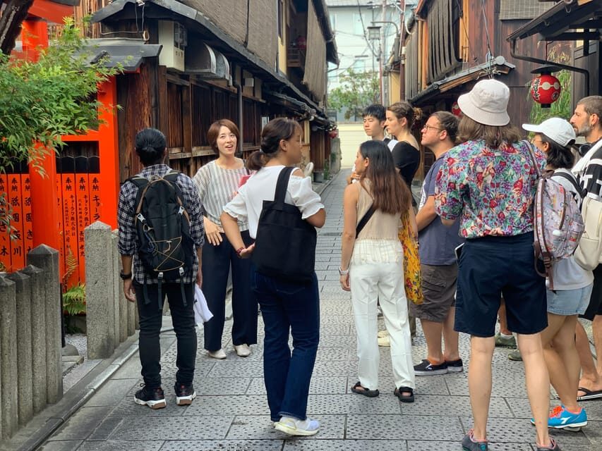 Kyoto: Gion World of the Geisha Guided Walking Tour - Short Photo Stop and a Quick Sightseeing Pause: Where the Timing Helps