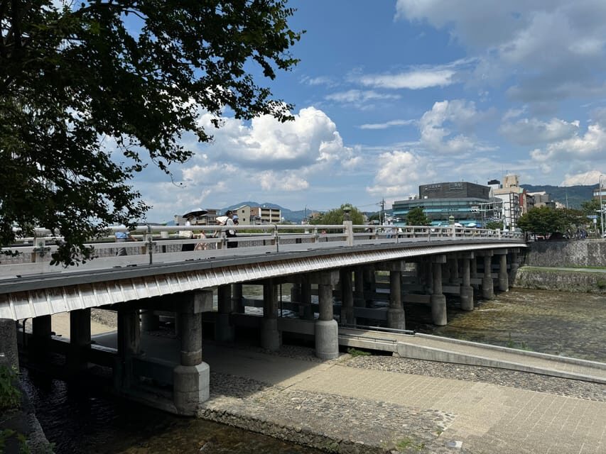 Kyoto: Half-Day Private Tour Gion Geisha District & Kiyomizu - Yasaka Shrine: 1400 years of tradition and a pagoda you can’t ignore