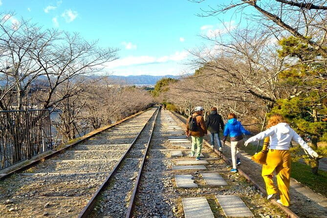 Kyoto: Higashiyama Slow Cycling Tour along the quiet waterfront - Why Higashiyama and a slow bike ride beat the sightseeing shuffle