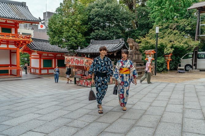 Kyoto: Higashiyama Slow Cycling Tour along the quiet waterfront - Shimogamo Jinja and the quiet forest glow
